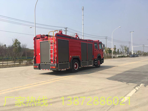 8吨豪沃泡沫干粉联用消防车